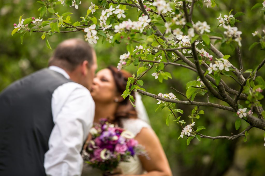 bride-and-groom-with-cherry-blossoms