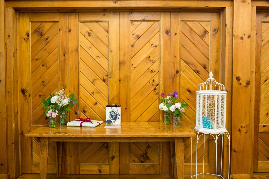 zukas-hilltop-barn-wedding-gift-table