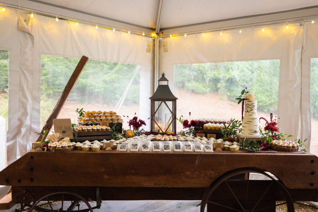 oakholm-farm-wedding-dessert-station-cupcakes