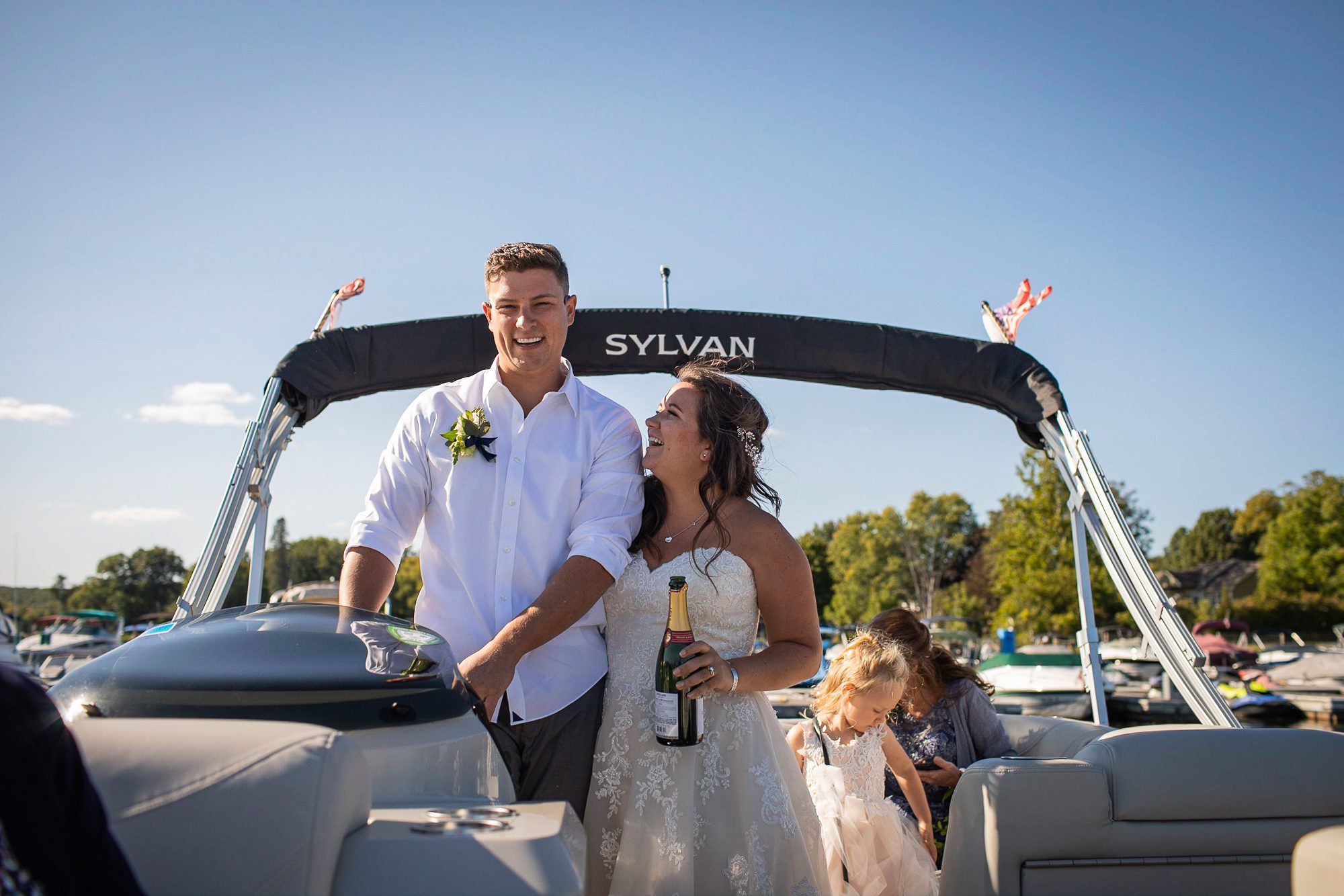bride-and-groom-drive-a-boat-champagne