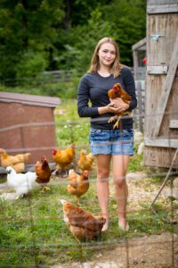 high-school-senior-photos-with-chickens-2