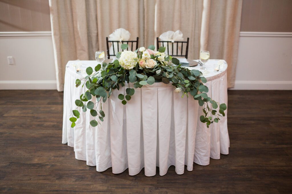 head-table-with-roses